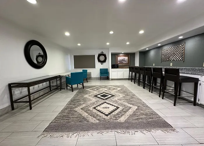 Desert Sands Inn & Suites