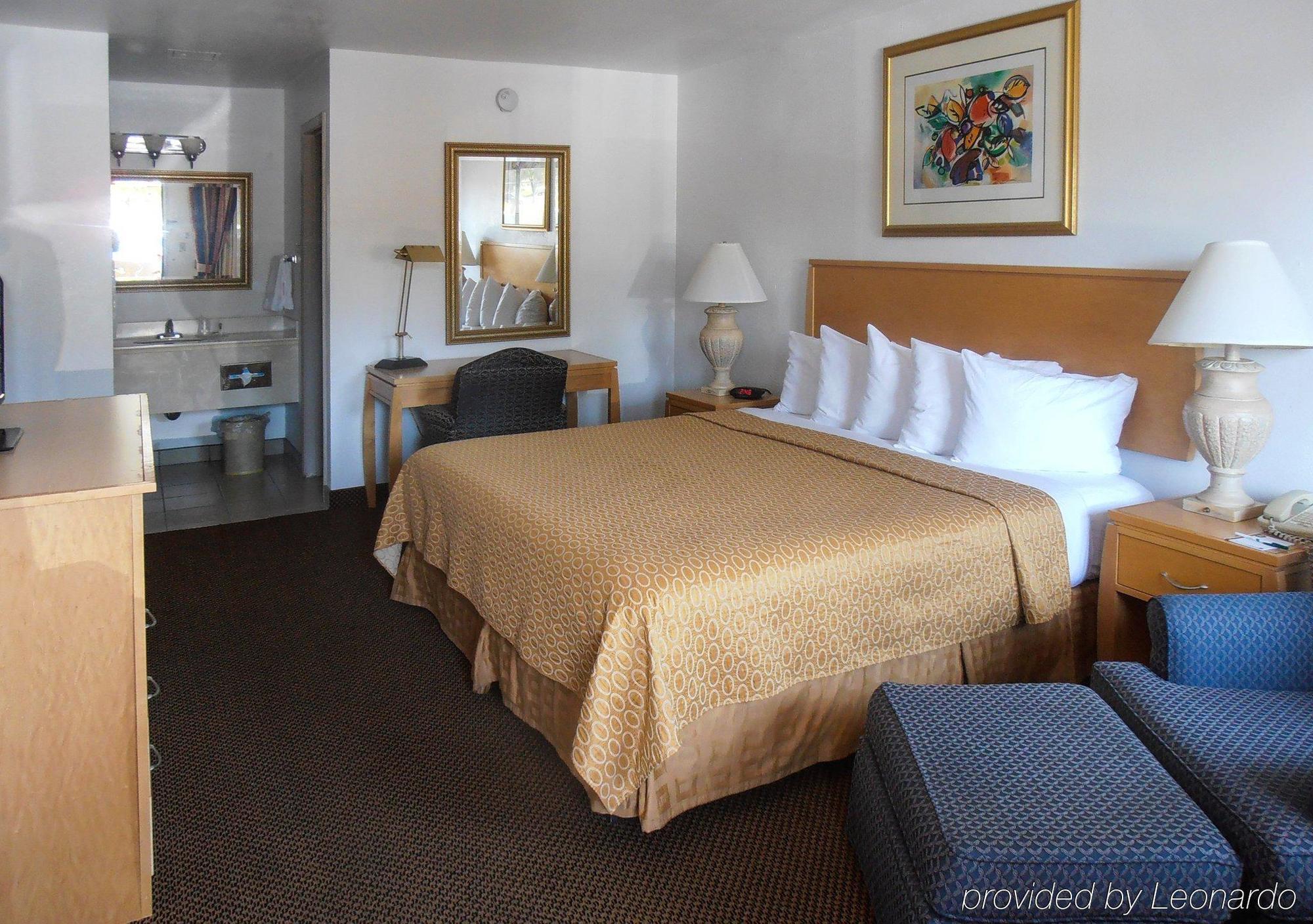 Desert Sands & Motel 2*